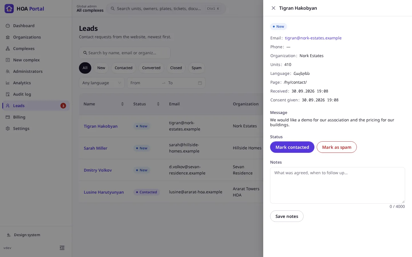 A lead opened on the right, with its status buttons and notes